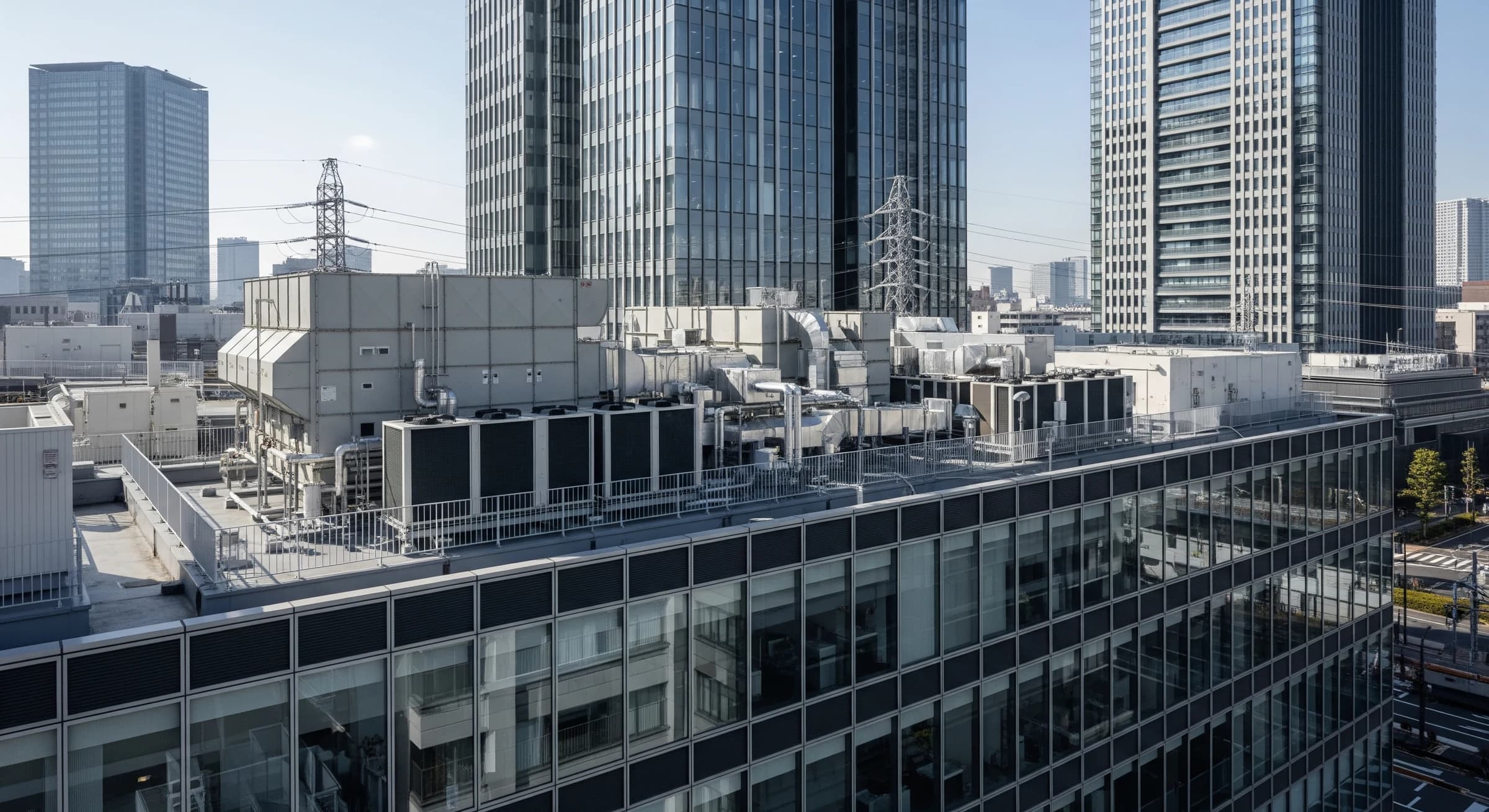 設備工事を支える都市の建物